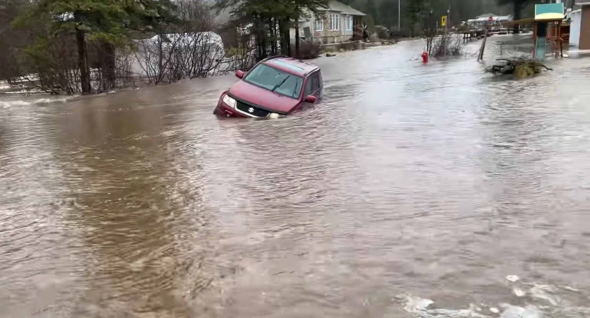 Fuerte tormenta causa inundaciones y cortes de electricidad en Toronto