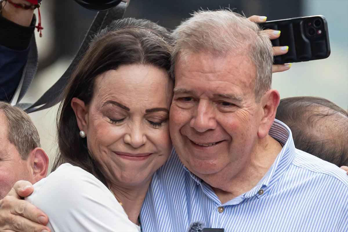 María Corina Machado abraza al candidato a la presidencia de Venezuela Edmundo González Urrutia. EFE