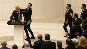 Al menos tres diputados heridos en una pelea a puñetazos en el Parlamento de Turquía