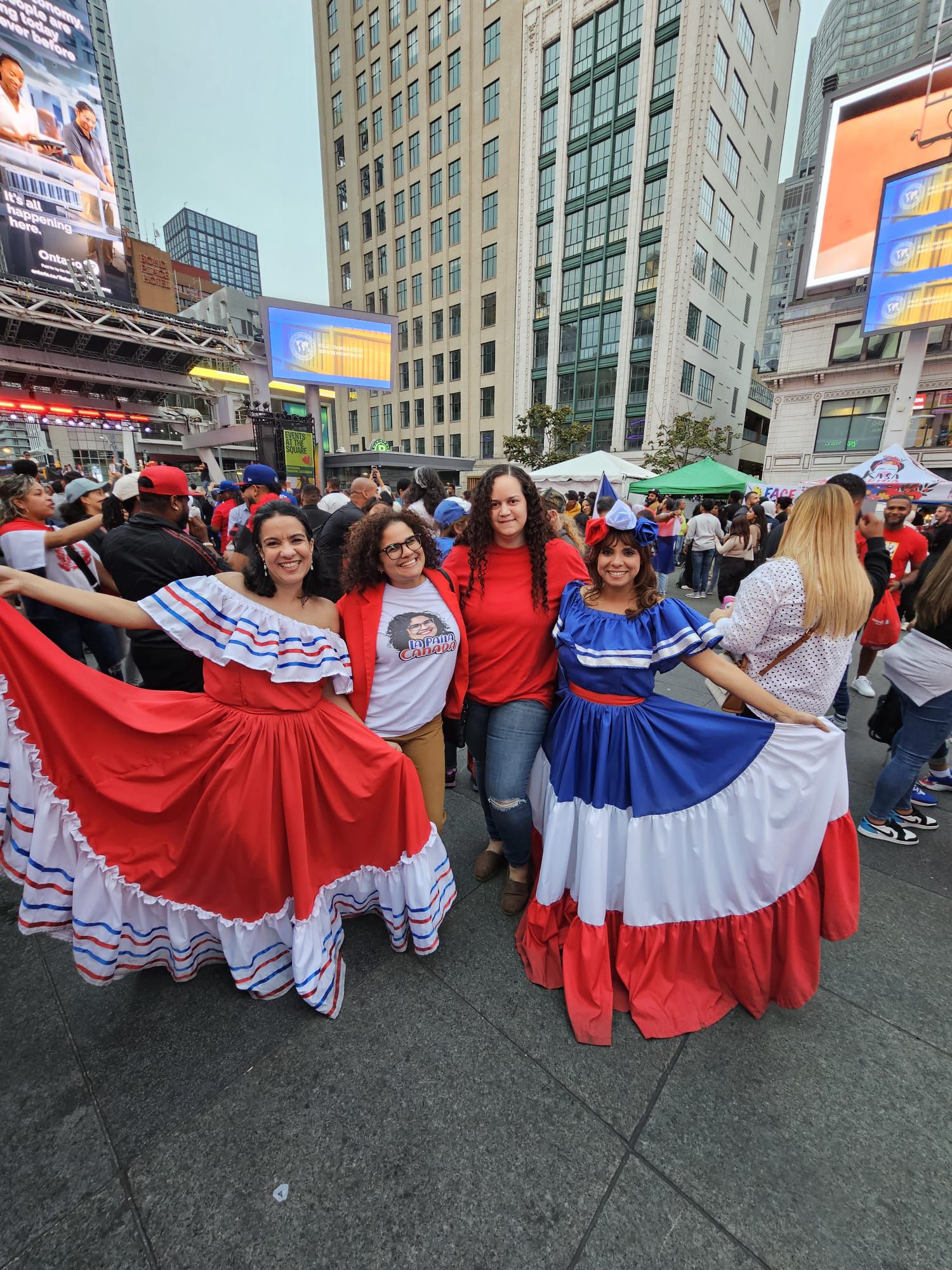 “Plataforma Dominicanos en Canadá: Orgullo y Unidad en el Latin & Fall Fiesta Parade”.los dominicanos se lucieron con todos sus coloridos y su bandera en Toronto Canadá