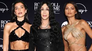 El homenaje de Dua Lipa y Zendaya a Cher en su entrada al Salón de la Fama del Rock and Roll