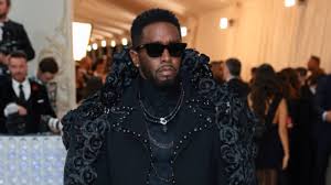 caso diddy  Una mujer acusa a Diddy Combs de drogarla y violarla a sus 13 años y en presencia de “dos famosos”