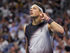 El estadounidense Ben Shelton derrotó a su compatriota Frances Tiafoe por 4-6, 6-3, 6-3 y 7-5 en el estadio Arthur Ashe para clasificar a la primera final de Grand Slam de su carrera.