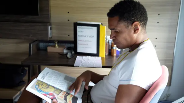 Otero Alcántara leyendo