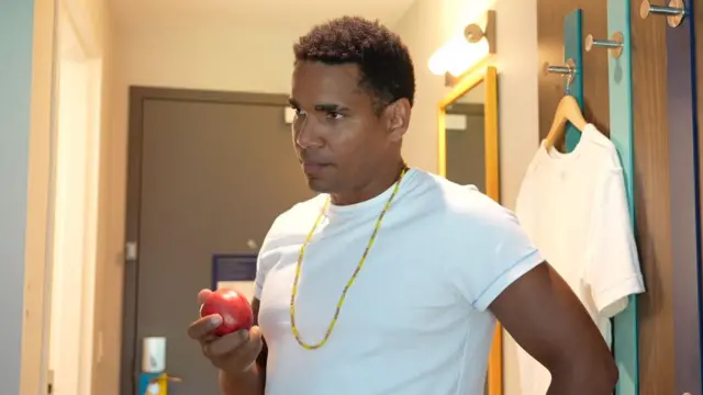 Otero Alcántara con una manzana