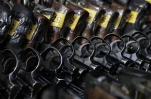 La policía incauta 23 armas tras una investigación sobre una red de tráfico de armas, la mayoría vinculadas a tiroteos en el área metropolitana de Toronto.