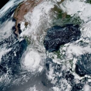 El huracán Polo sigue su avance como huracán mayor y se prevé que toque tierra en el noroeste de México