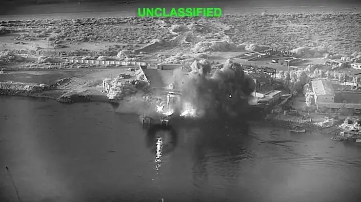 Una imagen difundida por el ejército de EE. UU. que muestra un ataque contra una base iraní.