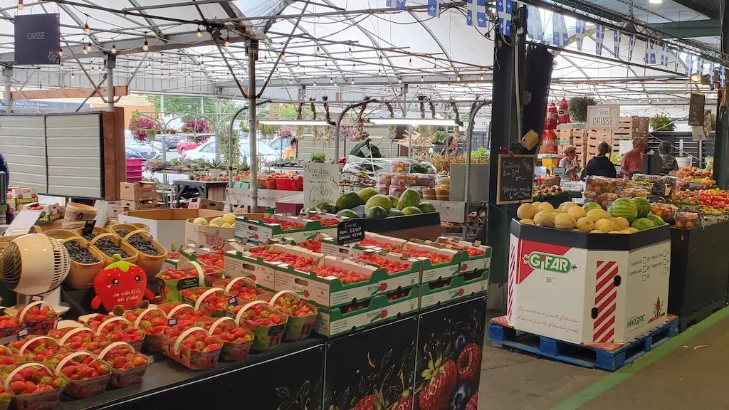 Un mercado de frutas y legumbres en Canadá.