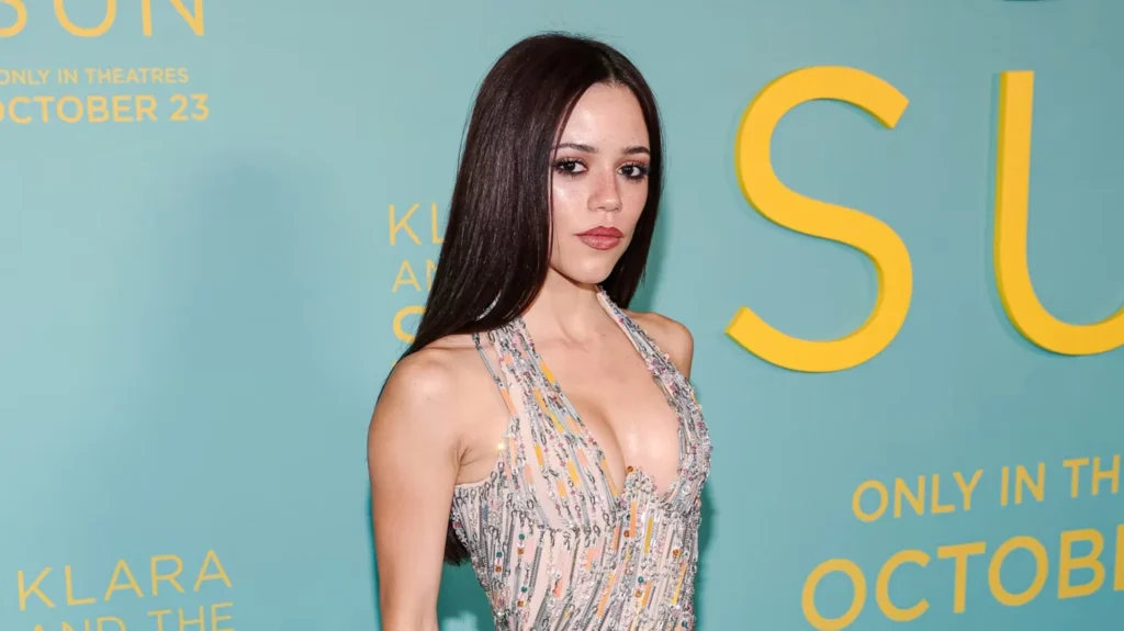jenna-ortega-traje-metalico